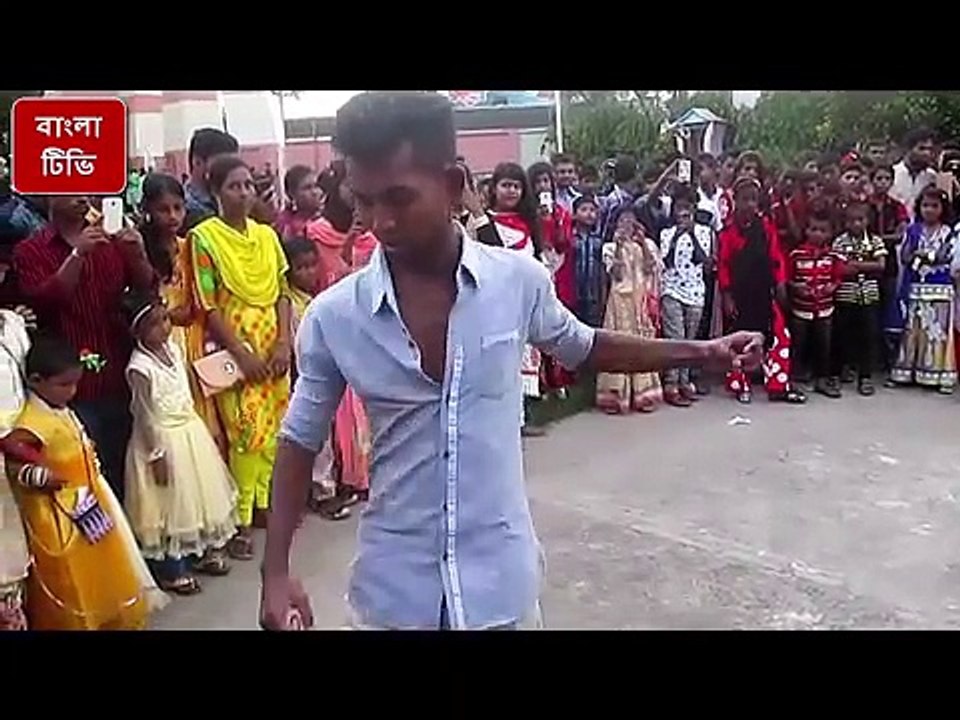 ছোকরা ছেলের নাচ দেখে ফিদা হয়ে গেল মেয়েরা -- Bangla Funny Dance