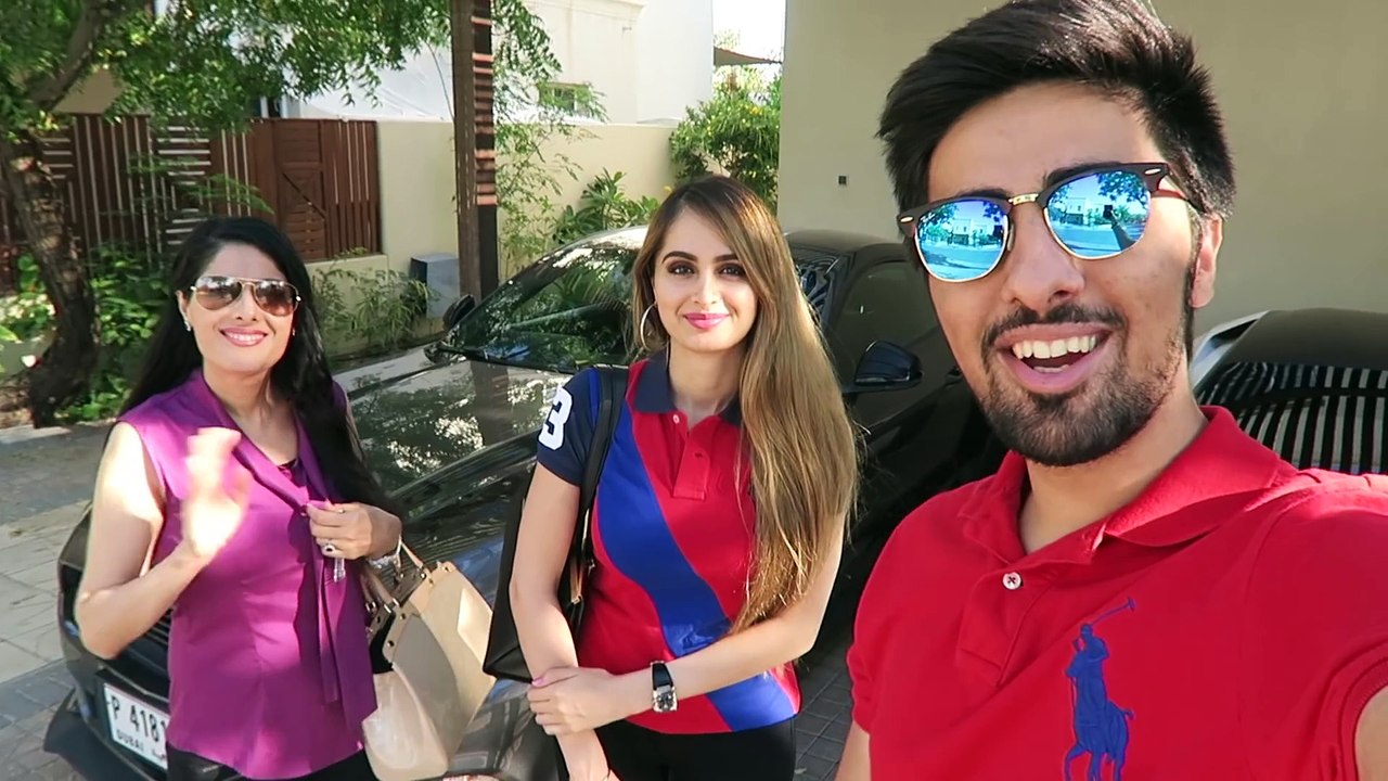 Gái xinh thử xe Bugatti tại Dubai