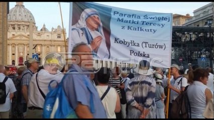 Ora News - Krerët e shtetit në meshën e shenjtërimit, vlerësojnë Nënë Terezën