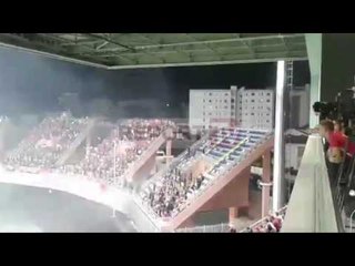 Report TV - Shqiptarët hedhin fishekëzjarre te maqedonasit