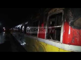 Report TV - Vlorë, digjet vagoni i udhëtarëve në stacionin e trenit, s’ka të lënduar