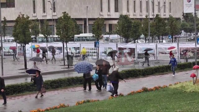 Report TV - Bllokohet qarkullimi tek sheshi '‘Skëndërbej”, kthehet në pedonale
