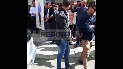 Report TV - Vdekja e shqiptarit në Greqi familjarët protestë para ambasadës