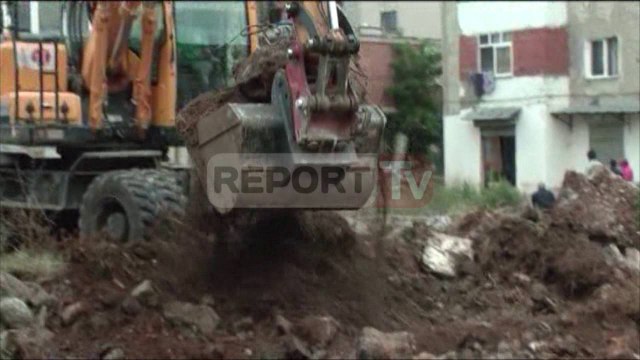 Report TV - Kukës,bashkia shemb objektet pa leje, qytetarët i bashkohen aksionit