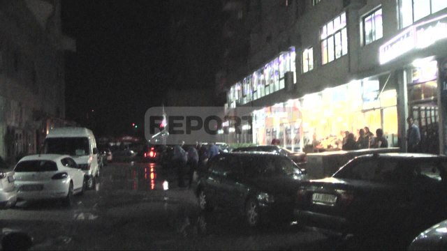 Report TV - Tiranë, 5-vjeçarja bie nga kati i trete i pallatit, në gjendje kritike