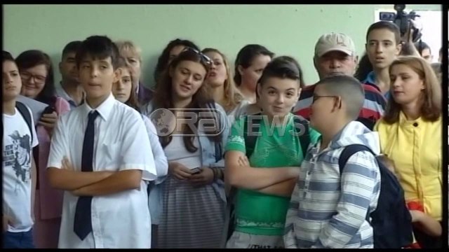 Ora News – Tiranë, nis viti i ri shkollor