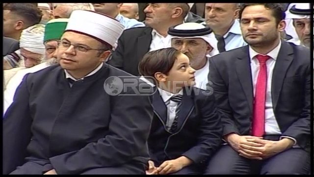 Ora News - Sot Kurban Bajrami, mijëra besimtarë myslimanë falin Namazin