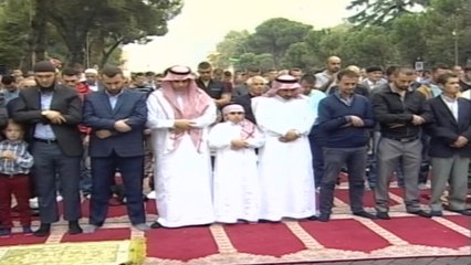 Report TV - Sot Kurban Bajrami, besimtarët falen te "Dëshmorët e Kombit"