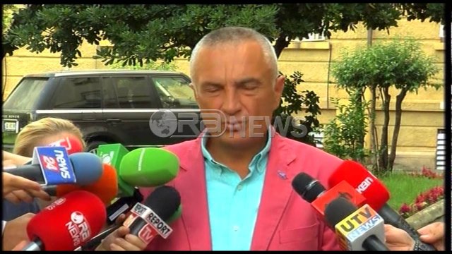 Ora News – Politika uron besimtarët myslimanë për Kurban Bajram