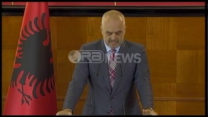 Ora News –  Rama në kryeministri me maturantët fitues. Jashtë protesta e jo fituesve