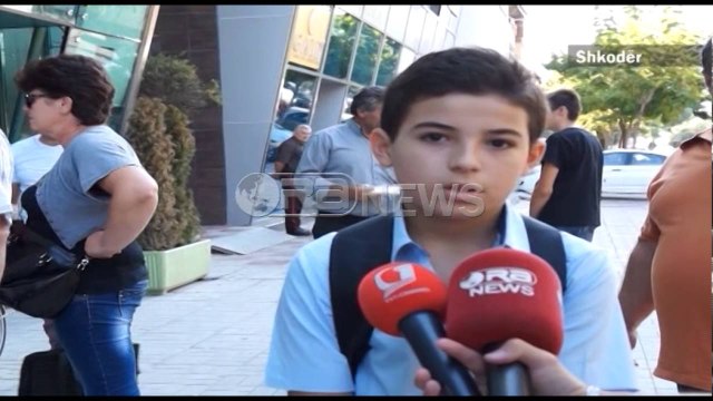 Ora News – Dita e parë e shkollës, në Fier protestë, në Shkodër në radhë për librat!