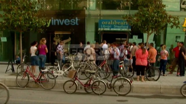 Report TV - Viti i ri shkollor, mungojnë disa libra radhë të gjata në libraritë e Shkodrës