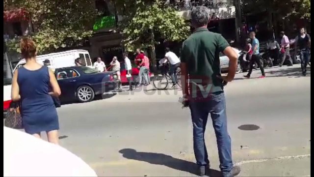 Report TV - Plagosje me armë zjarri në një lokal pranë selisë së Parlamentit
