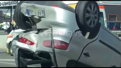 Ora News –Shikoni makinën e përmbysur në mes të autostradës