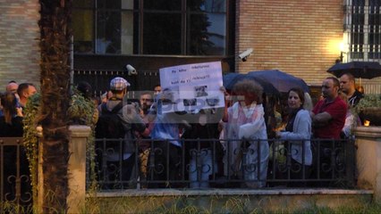 Report TV - Shoqëria Civile protestë para PS-së, kundër  importit të mbetjeve
