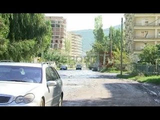 Report TV - Vlorë- Zvërnec për 20 vite në gjendje skandaloze, banorët: S'kalojmë dot