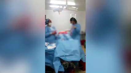 Doctores bailotean en plena cirugía