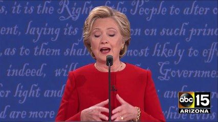 Descargar video: Clinton throws the FIRST PUNCH - 2016 Presidential Debate - Donald Trump vs. Hillary Clinton