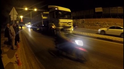 Kamyon Solladı Taksiyi Yolun Kenarına Attı