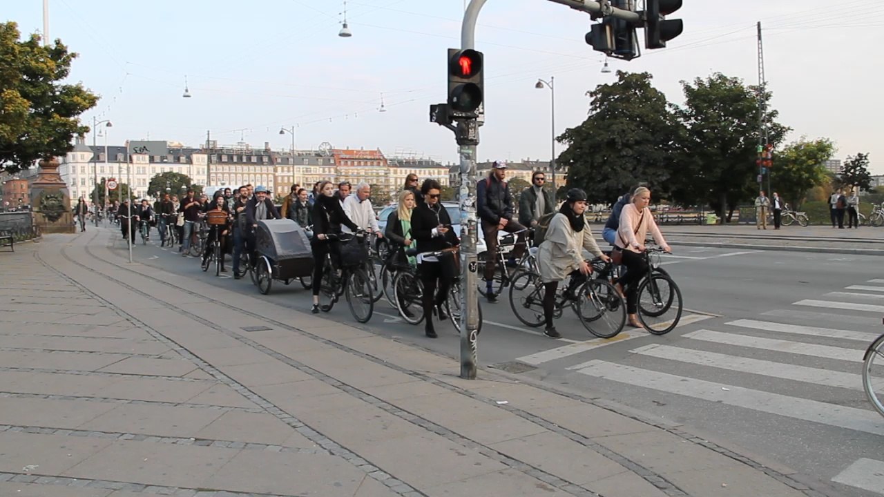 un carrefour à Copenhague les cysliste rois