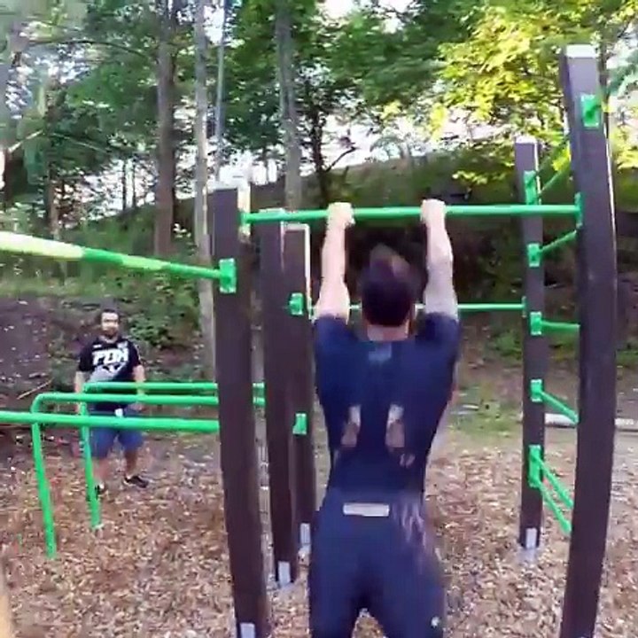 Ce gars est un monstre des bars... Bras en acier