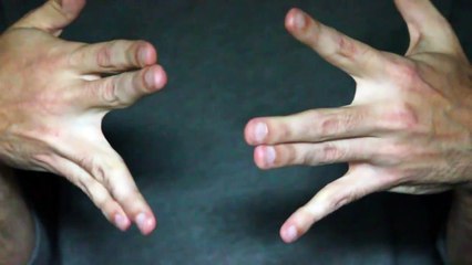 "Aie confiance" chanté par un serpent fait de doigts - Livre de la jungle