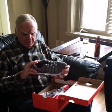 Quand papy reçoit des chaussures qui s'éclairent! Trop content!