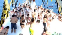 Bodrum'da Tatilcilerin Tekne Keyfi
