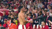 Mesut Özil rend un fan d'Arsenal très heureux