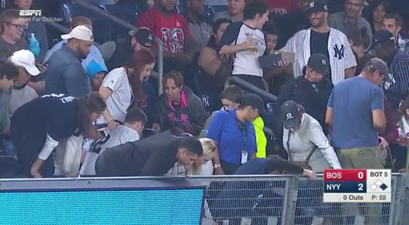 Il perd la bague de sa demande en mariage. La tribune la cherche pour lui