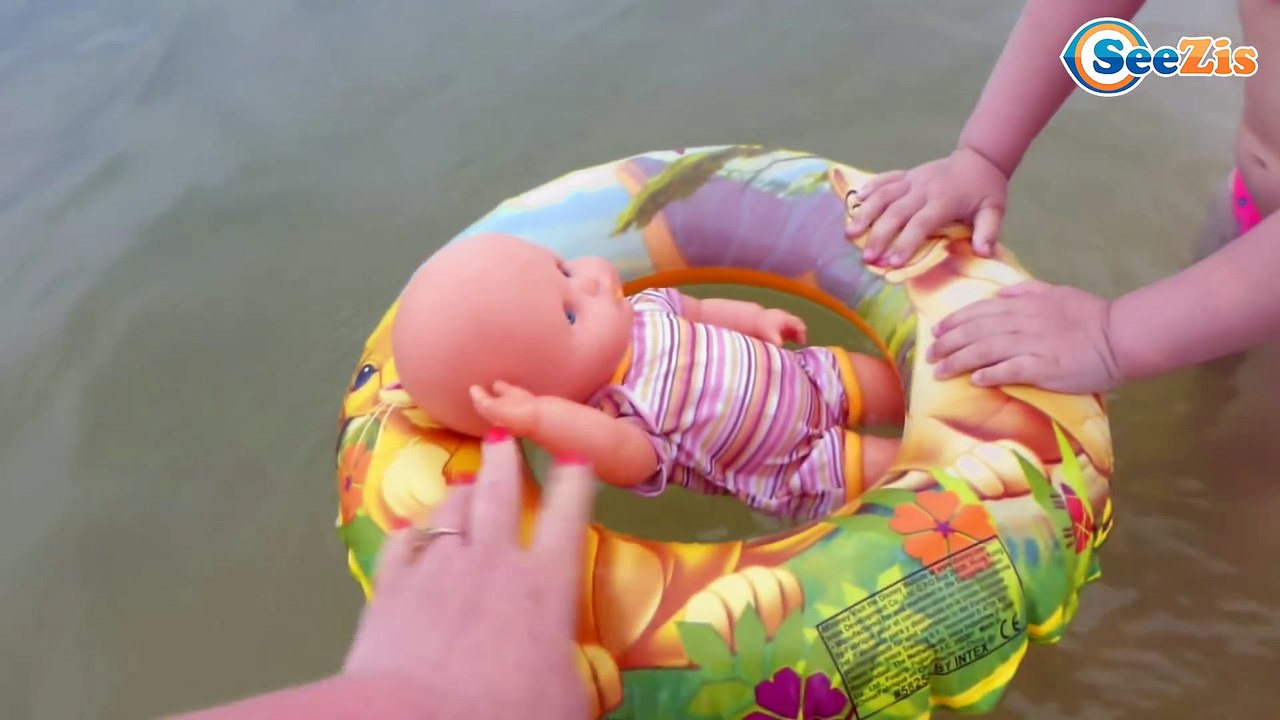 Кукла Ненуко учится плавать. Ника учит Куклу плавать - Видео для детей Nenuco Doll Bath Time