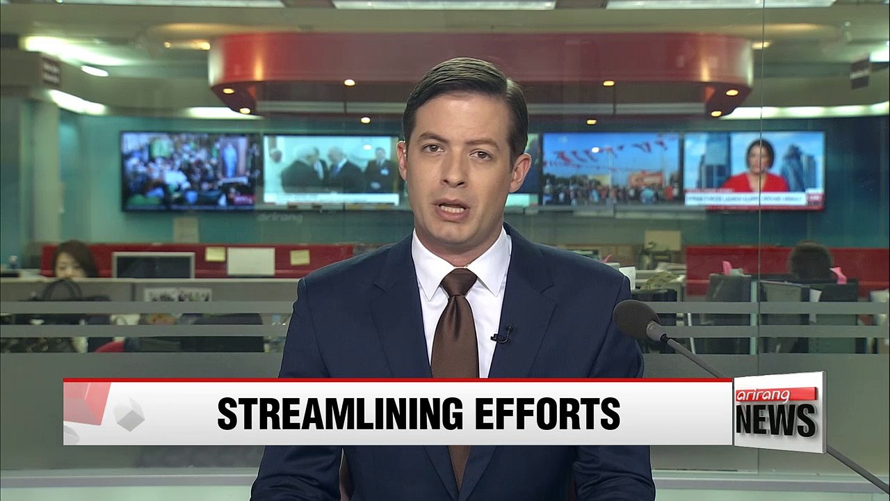 Government calls for voluntary business reorganization in oversupply sectors