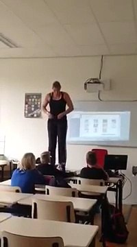La prof inizia a spogliarsi davanti agli alunni. Quel che fa è molto... istruttivo!