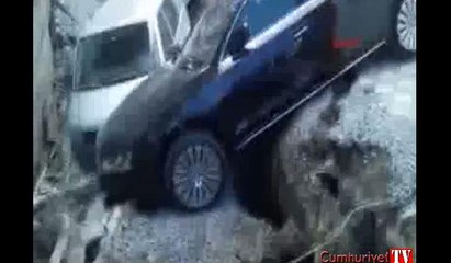 Merter'de yol çöktü: Araçlar göçüğe düştü