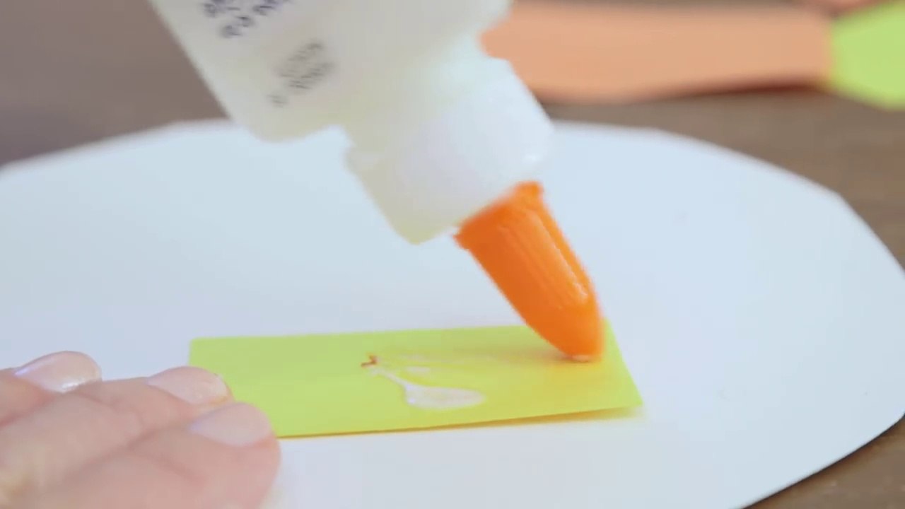 De la colle sur une éponge de cuisine Une astuce pour faire sauver des heures de ménage à toutes les mamans!