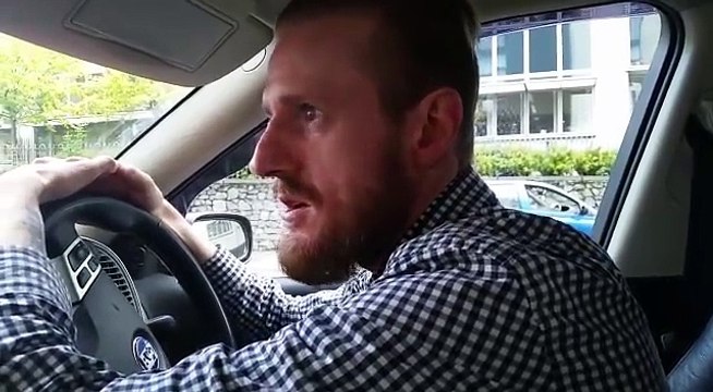 Ce mec pète un câble sans raison au volant de sa voiture en Irlande