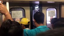 Porte de Métro assassine aux Philippines.. Pas les doigts !