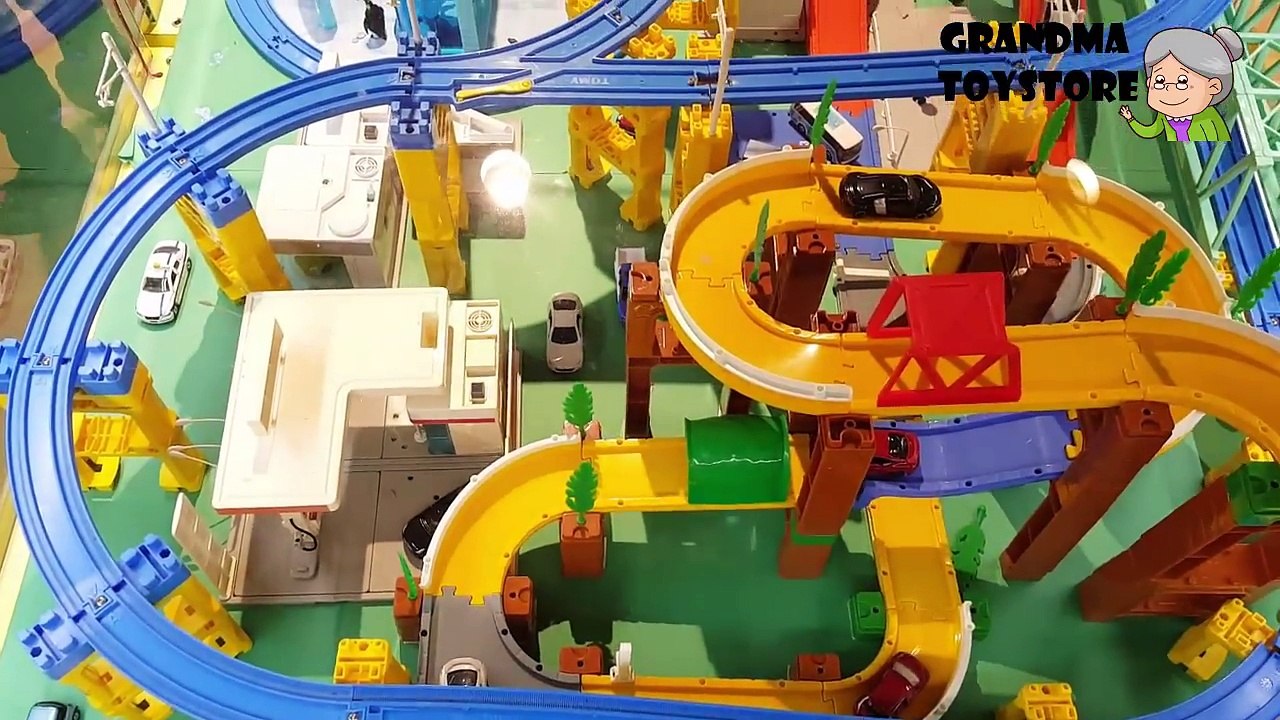 Unboxing TOYS Review/Demos - Part 2 Tomica Hypercity parking lot gas station construction site