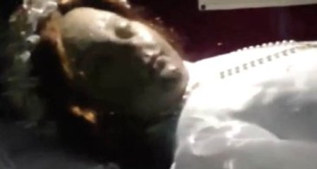 Cesedi Kilisede Sergilenen 300 Yıllık Aziz Kız Çocuğu Gözlerini Mi Açtı?