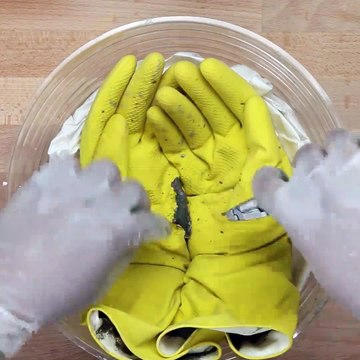 Elle coule du ciment dans des gants de vaisselle! Jamais je n'aurais pensé utiliser ces gants pour faire ceci!