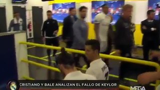 Cristiano Ronaldo y Bale comentan el error de Keylor Navas en el primer gol de Dortmund