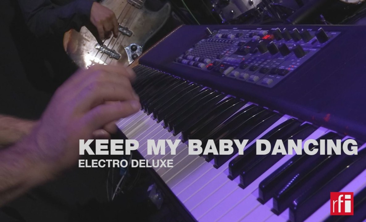 Electro Deluxe interprète "Keep My Baby Dancing" en live