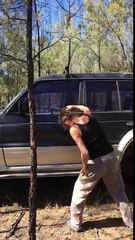 Une femme essaie de casser la vitre d'un SUV