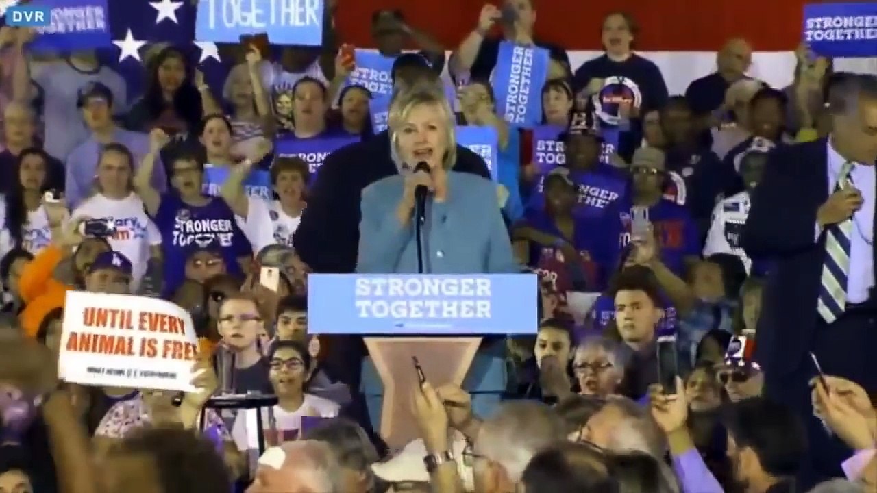 Hillary Clinton - Freezes publicly on Stage
