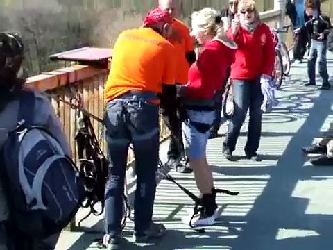 Девушка прыгает с моста Капец мост блондинка видео прикол про девушку блондинку супер хит