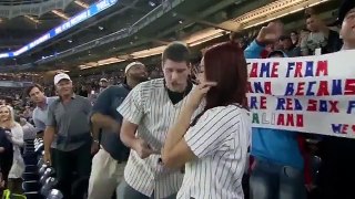 Le propuso matrimonio en el Yankee Stadium y se le cayó el anillo