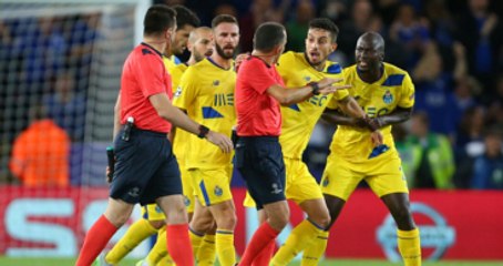 Alex Telles, Leicester City Maçında Cüneyt Çakır'ın Üzerine Yürüdü