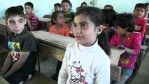 Niños sirios regresan a clases tras expulsión del EI en Manbij