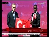 طالب أوغندي تخرج من تركيا يسلم أردوغان هدية شاهد