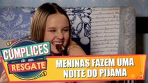 Meninas fazem uma noite do pijama